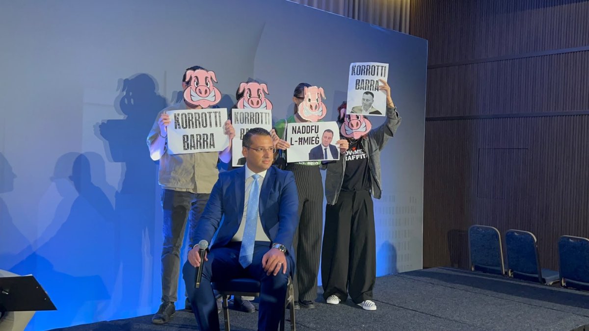 Aktivistler doğrudan eylemle İmar İdaresi CEO'su Johann Buttigieg'in görevden alınmasını istedi