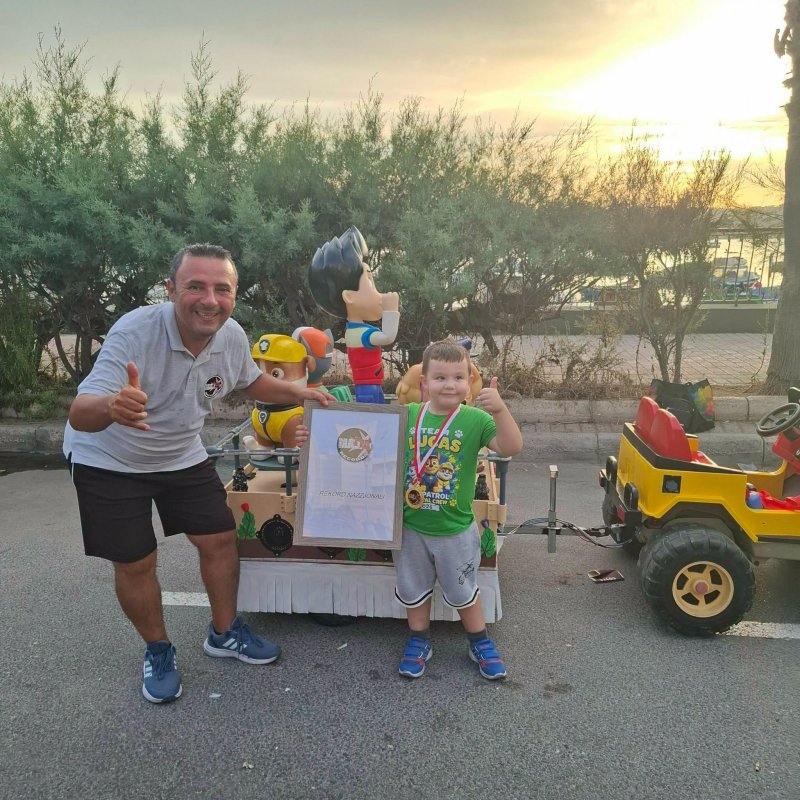 4 Yaşındaki Lucas Baldacchino, Malta Karnavalı Tarihine En Küçük Arabayla Geçti