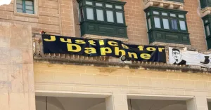 Parlamento Kapısına 'Daphne İçin Adalet' Afişi Asıldı