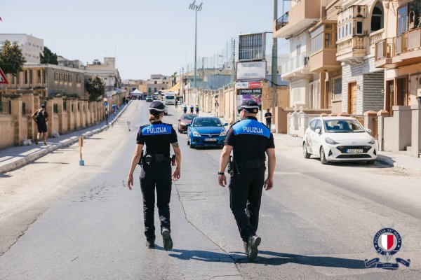 Bakan Glenn Bedingfield turistlere yönelik daha sert anında cezaları dışlamıyor