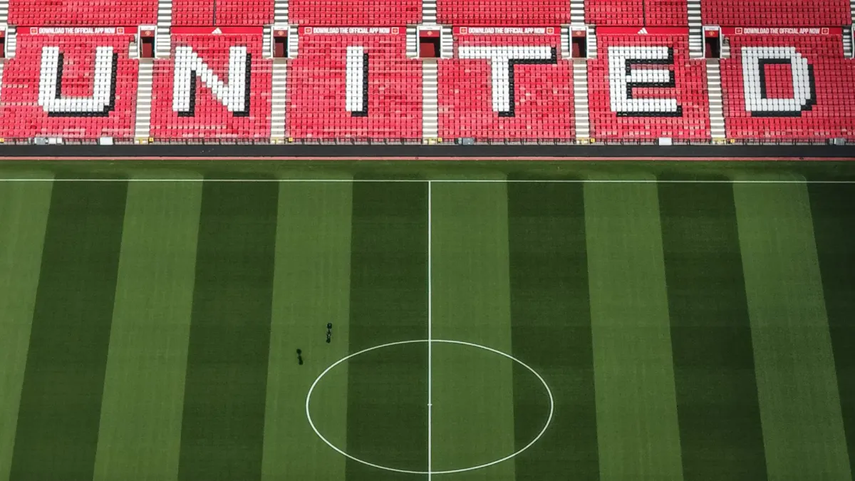 Manchester United borca batı, Old Trafford sahasından parçalar satışta