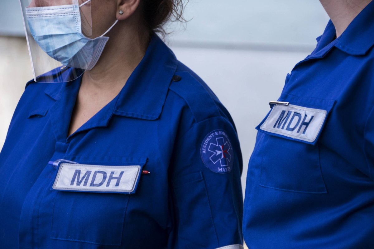 Pn hükümeti doktor tükenmişliğini görmezden gelmekle suçluyor, hekimler 32 saatlik nöbet bildiriyor