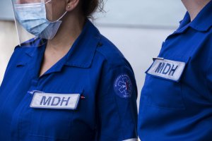 Pn hükümeti doktor tükenmişliğini görmezden gelmekle suçluyor, hekimler 32 saatlik nöbet bildiriyor