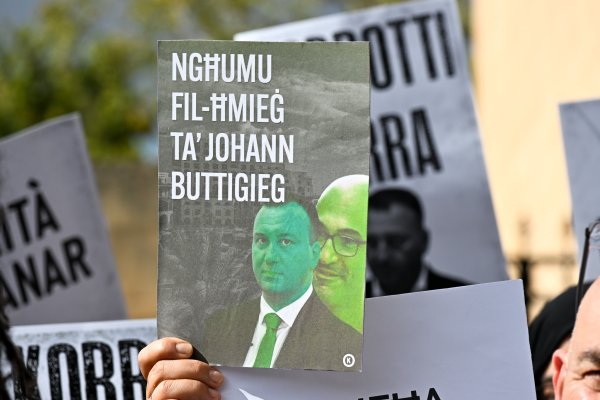 Yolsuzları dışarı atın: aktivistler Johann Buttigieg'in gitmesi gerektiğini vurguluyor