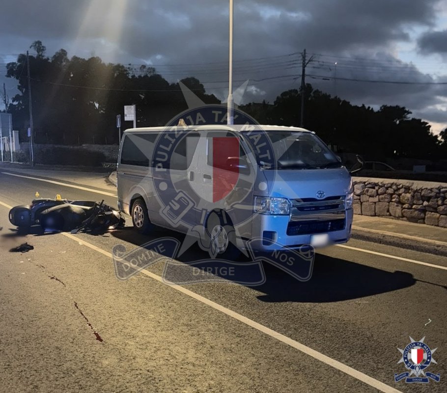 Mosta'da minibüsle çarpışan motosiklet sürücüsü ciddi yaralandı