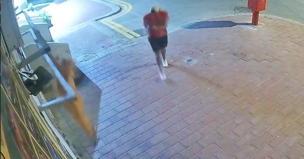 Sliema'da güvenlik kamerası görüntüleri: Metal yapıya atlayan adam yapıyı yıktı