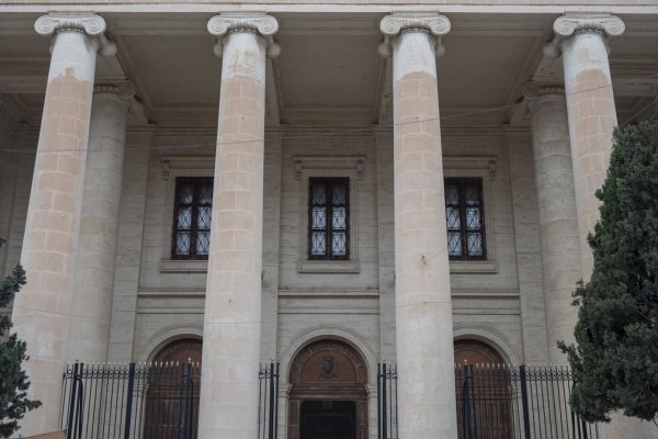 İçmeye gittiği arkadaşını soyup arabasına çarpan adam denetimli serbestlik aldı
