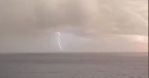 Malta'ya denizden yaklaşan fırtınayı gösteren dramatik görüntüler