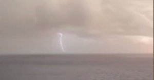 Malta'ya denizden yaklaşan fırtınayı gösteren dramatik görüntüler