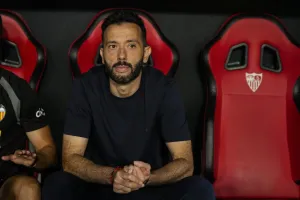 Valencia teknik direktör Carlos Corberan ve sportif direktör Ron Gourlay'ı görevden aldı