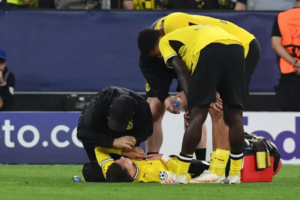 Borussia Dortmundlu Karetsas Sahada Yıkıldı, Detaylı Sağlık Kontrolünden Geçirilecek
