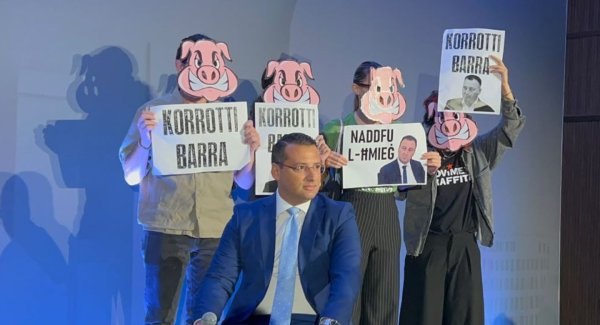 Planlama bakanı protestocuların konferansı basması sonrası konuşmasını yarıda bıraktı