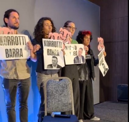 Aktivistler Buttigieg'in katıldığı konferansı protesto ederek görevden alınmasını istedi
