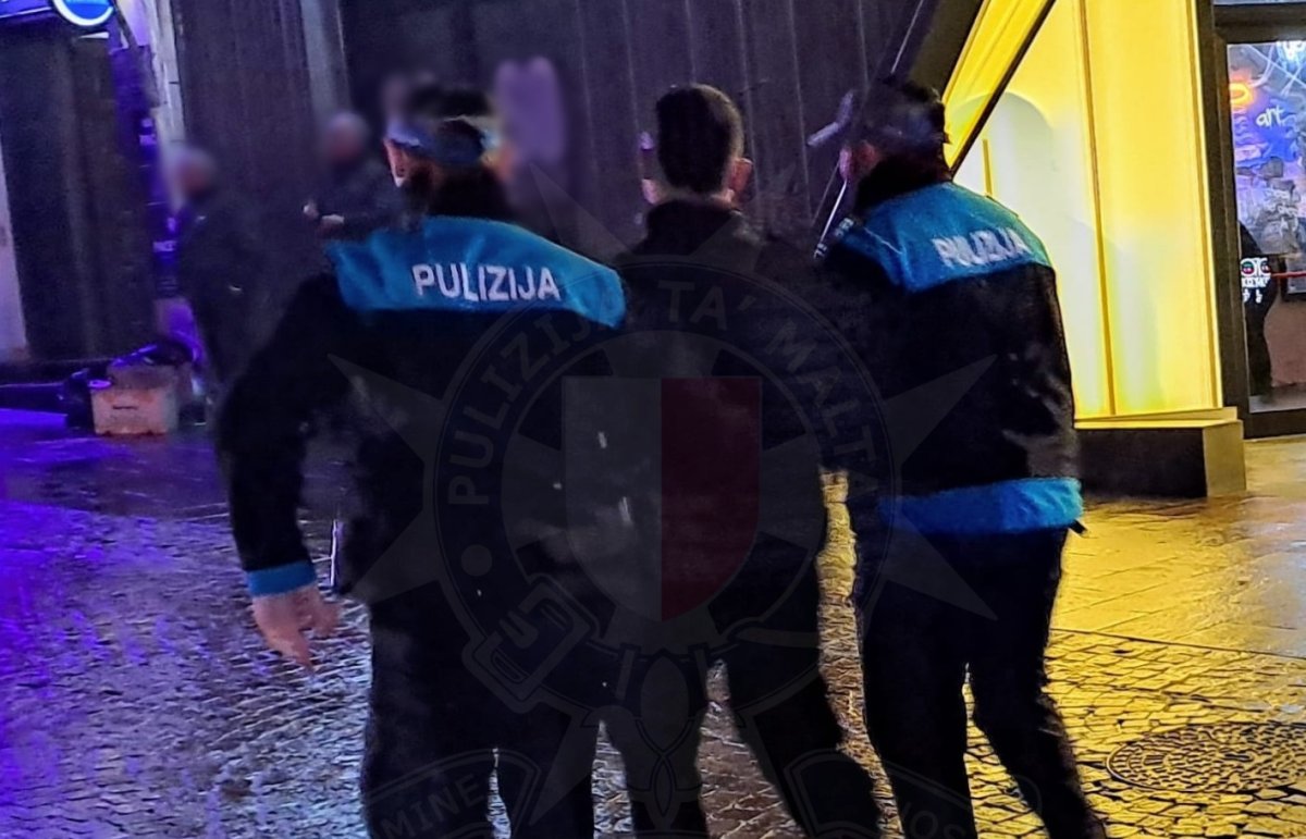 Paceville'de polisle tartışma sonrası tükürüp hakaret eden 20 yaşındaki gence 1.200 euro para cezası