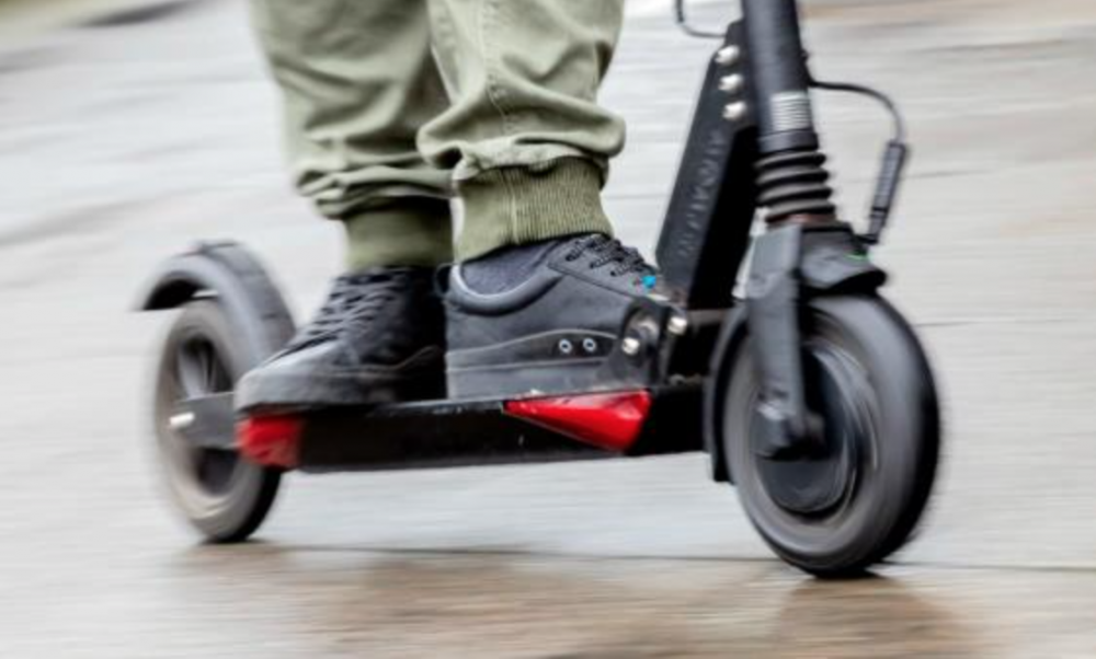 Reşit olmayan sürücü delil tutarsızlığı nedeniyle dikkatsiz e-scooter kullanımı suçlamasından beraat etti