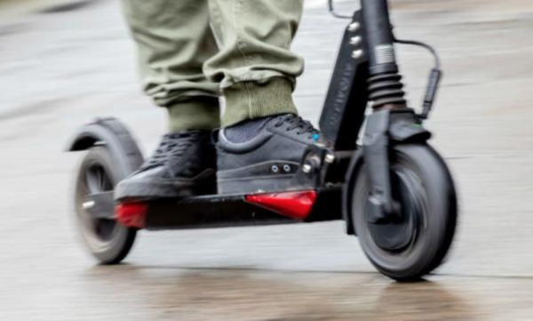 Reşit olmayan sürücü delil tutarsızlığı nedeniyle dikkatsiz e-scooter kullanımı suçlamasından beraat etti
