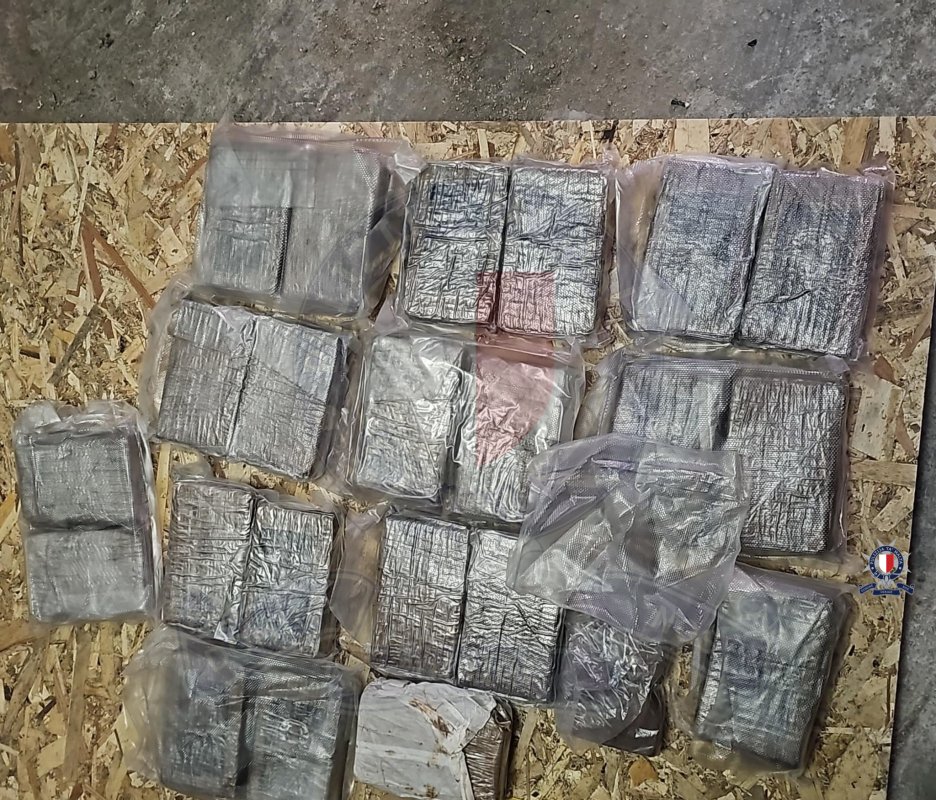 28 kilogram uyuşturucu bulunmasının ardından 8 kişi tutuklandı