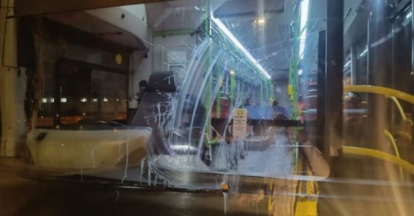 Żabbar'da Halk Otobüsüne Yumurta Saldırısı: Gençler Camı Çatlattı