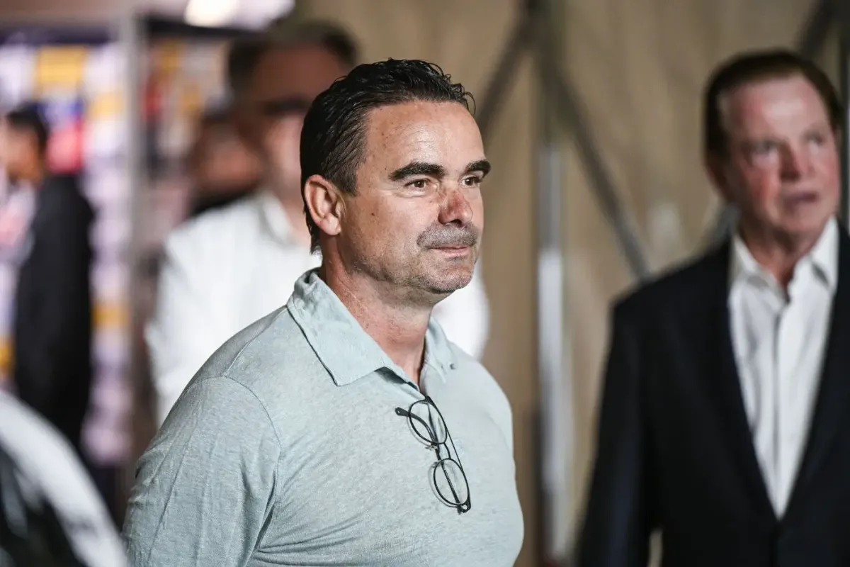 Marc Overmars sağlık sorunları nedeniyle Antwerp Sportif Direktörlüğü görevinden ayrıldı