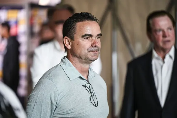 Marc Overmars sağlık sorunları nedeniyle Antwerp Sportif Direktörlüğü görevinden ayrıldı