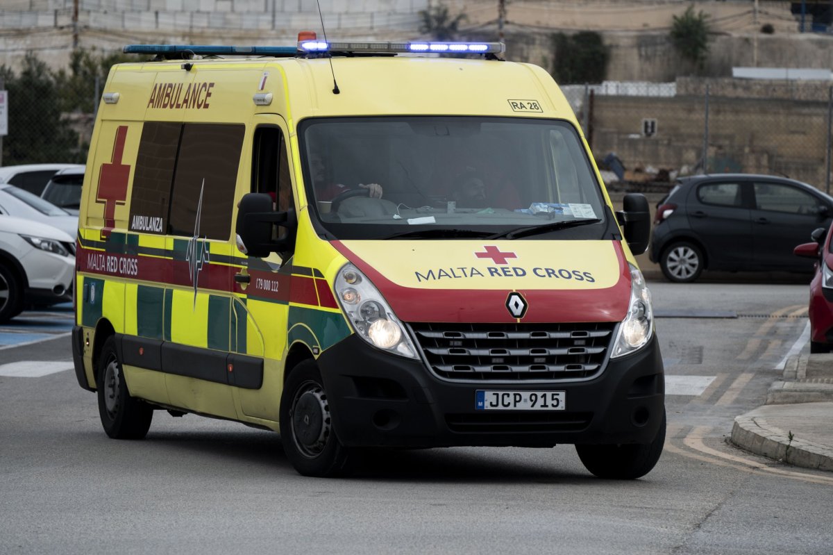 Qrendi'de garajda geri kayan pikap bir adamı yaraladı