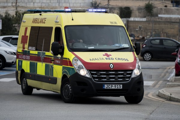 Qrendi'de garajda geri kayan pikap bir adamı yaraladı