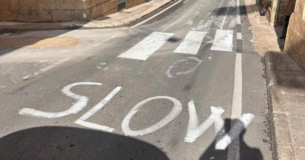 Żejtun'da gizemli sakin okul yoluna yaya geçidi çizdi