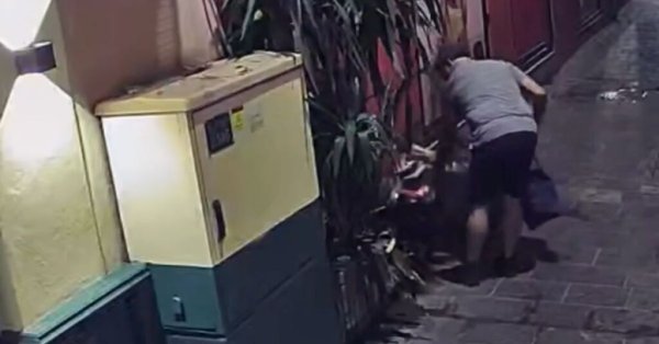 Sabahın erken saatlerinde Sliema'daki bir dükkan önünde tuvaletini yapan adam yakalandı