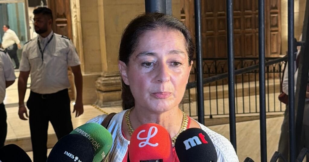 "Fenech Neden Yalan Söyledi?": Daphne'nin Kız Kardeşi Hesap Sorulmasını İsteyerek Peş Peşe Sorular Yöneltti