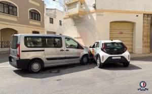 3 yaşındaki kız, Żabbar'da otomobil ve minibüs çarpışmasında ağır yaralandı