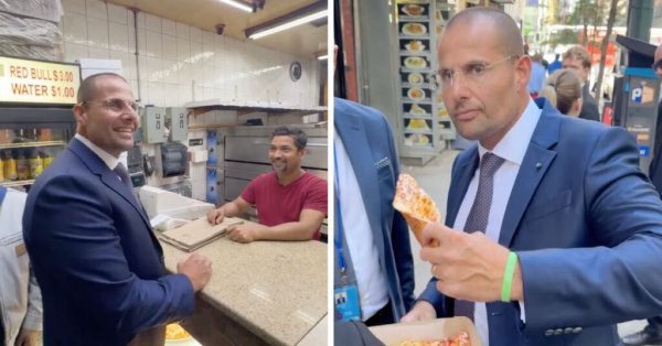 Başbakan Robert Abela toplantılar arasında klasik New York pizza dilimi kapıyor