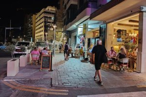 Sliema'daki Piccolo Padre restoranında masalar yeniden kaldırıma çıktı
