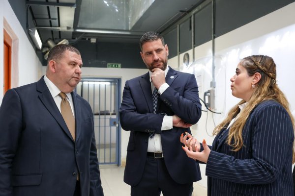 İçişleri Bakanı Glenn Bedingfield, C.O.R.R.S. Gençlik Islah Merkezi'ni ziyaret etti