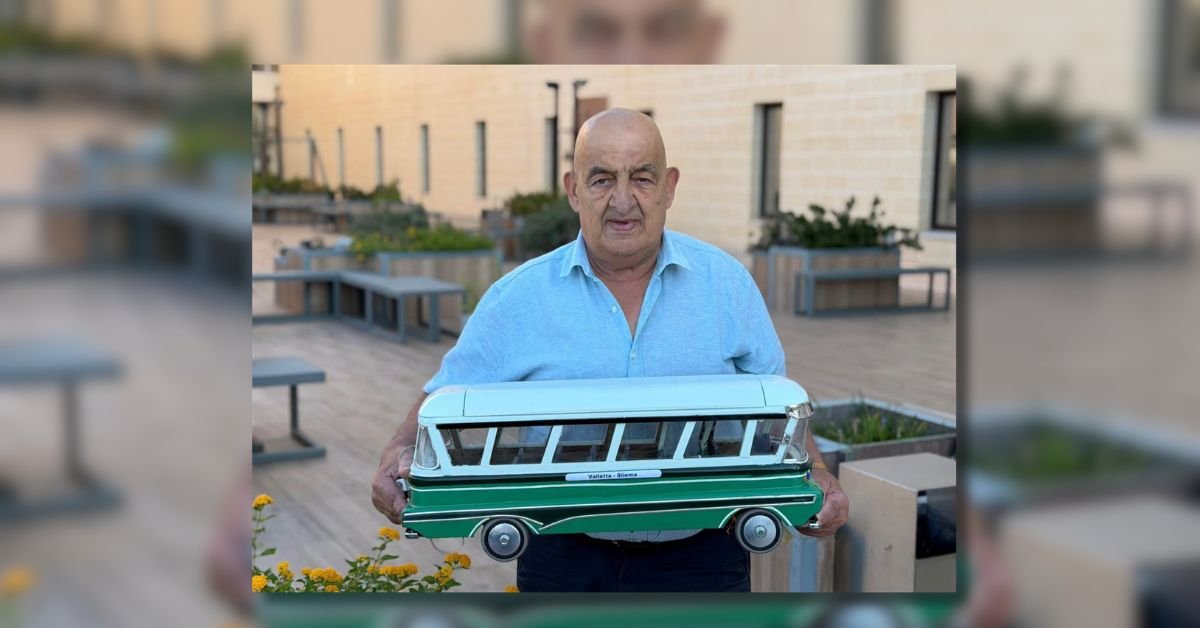 Maltalı bir kişi el yapımı 1970'ler otobüsü maketini Puttinu Cares'e bağışladı