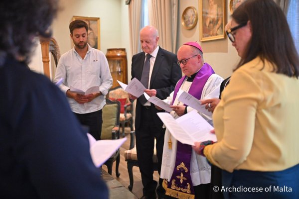 Başpiskopos Charles Scicluna, Daphne Caruana Galizia'nın ailesiyle dokuzuncu yıl dönümünde özel duaya katıldı