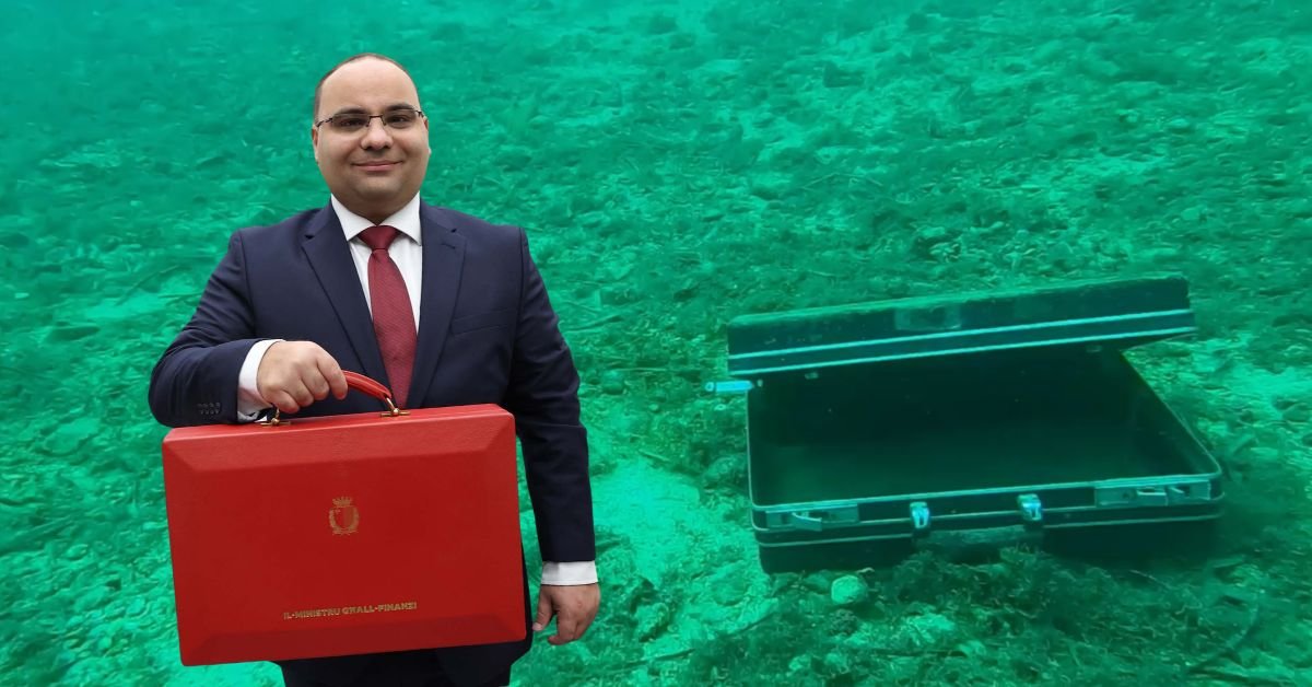 Çevre aktivisti Raniero Borg deniz dibinde bavul buldu, içinde Malta bütçesi olduğunu espriyle ima etti
