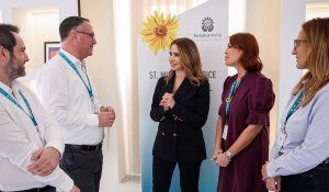 Başbakanın eşi Lydia Abela, 16.967 euroluk bağışı palyatif bakım kuruluşu Hospice Malta'ya teslim etti