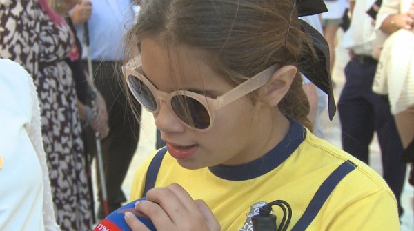 Görme engelli 10 yaşındaki Melania, öğretmen olacak arkadaşına yardım etmeyi hayal ediyor