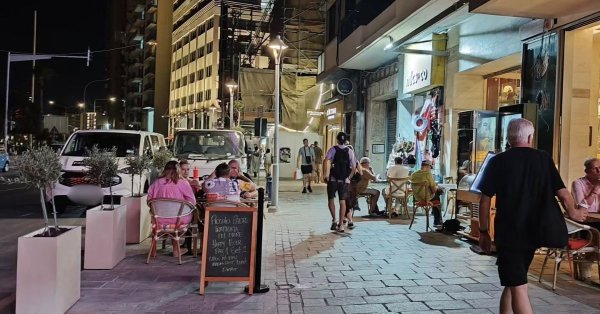 Sliema'da yasadışı kaldırım uzantısına restoran masaları ve sandalyeleri geri döndü