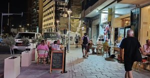 Sliema'da yasadışı kaldırım uzantısına restoran masaları ve sandalyeleri geri döndü
