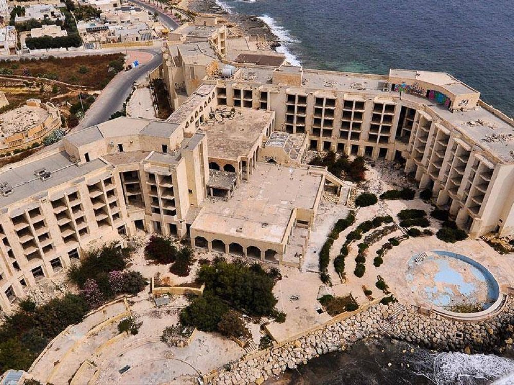 Terk edilen Jerma Palace Hotel'de doğa kendiliğinden geri döndü; yenileme projesi yarasa yuvalarını tehdit ediyor