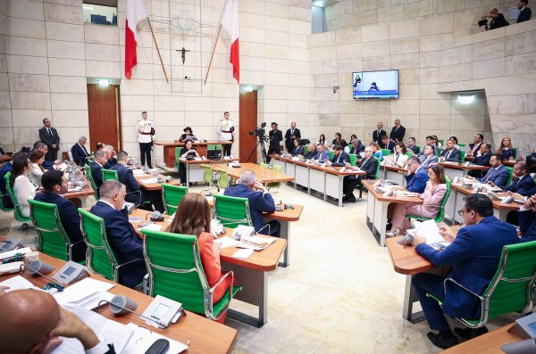 Parlamento bütçe gününe üç hafta kala yeniden toplandı