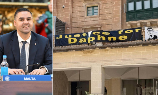 Başbakan yardımcısı Ian Borg, Valletta City Gate'deki adalet pankartlarının kalmasına destek verdi