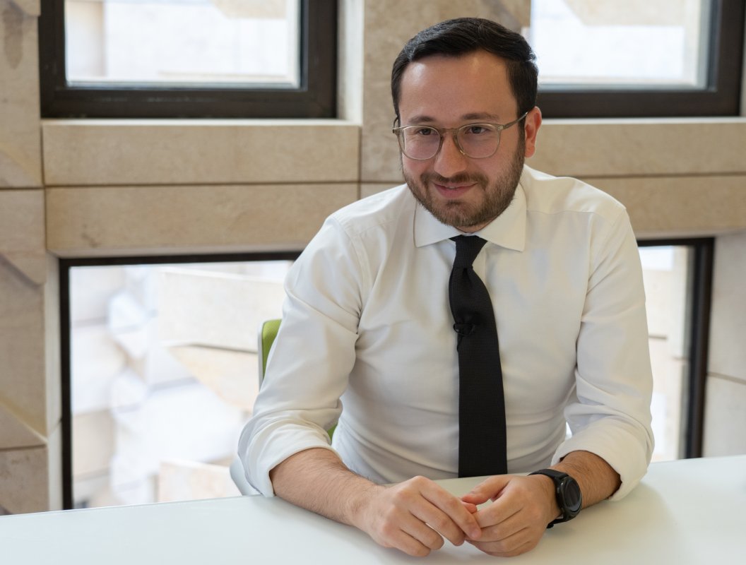 Muhalefet milletvekili Darren Carabott: Yabancı işçilere yönelik kararlarda “insaf ve insanlık” çağrısı