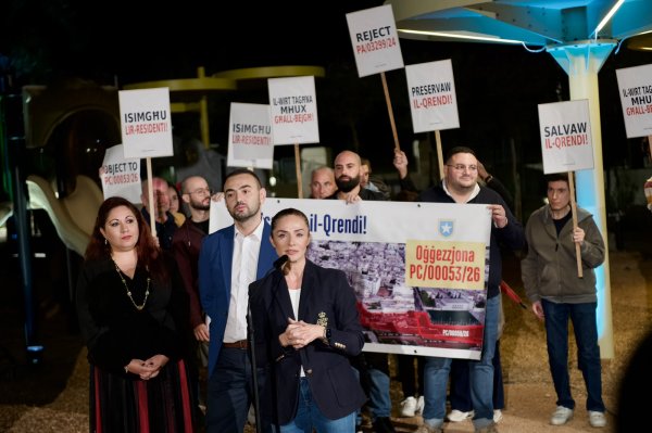 Malta'nın Qrendi köyünde sakinler, bakanın park açılışında aşırı imara tepki gösterdi