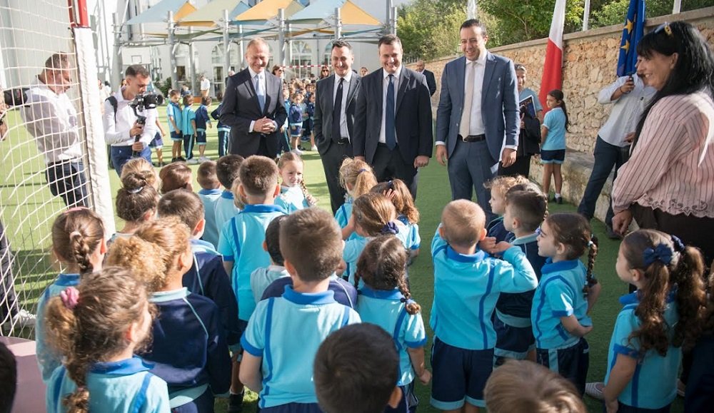 İki Avrupa Komisyonu üyesi Gozo'daki Nadur İlkokulu'nu ziyaret etti