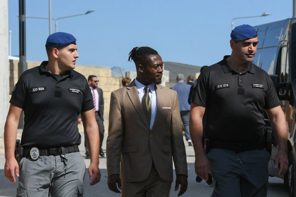 Jüri üyeleri Isaac Kyere'nin 18 kez bıçaklandığı Marsa'daki olay yerine gitti