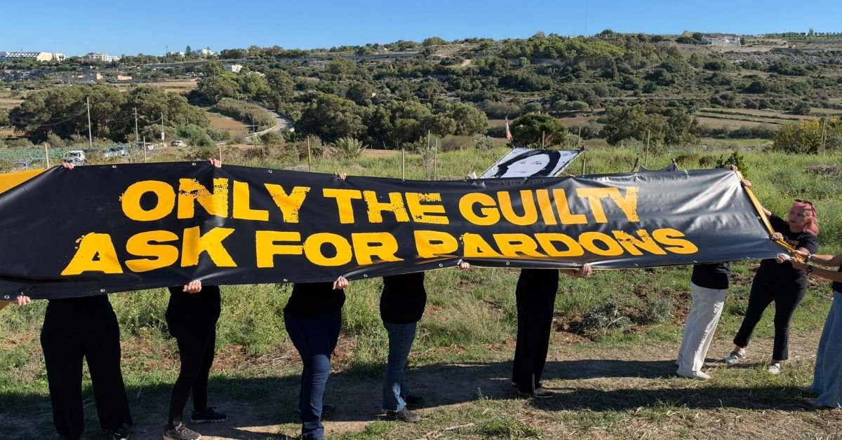 Gazeteci Daphne Caruana Galizia'nın Bidnija'daki anıtında 'Yalnızca suçlular af diler' pankartı