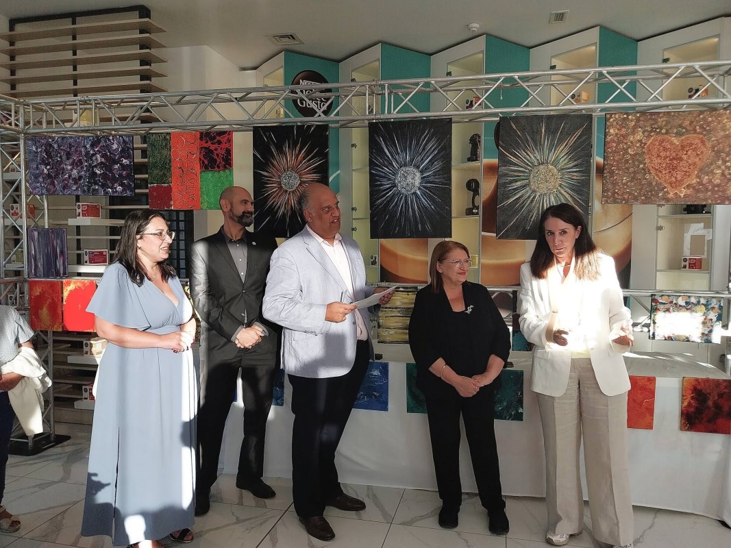 Engelli genç ressamların sergi geliri, yoksullukla mücadele eden Malta Trust Foundation'a bağışlanacak