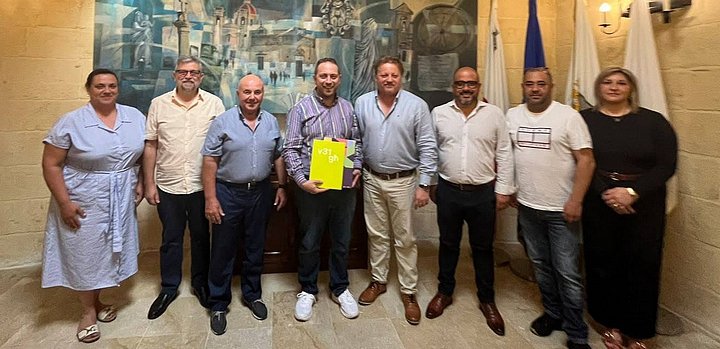 Avrupa Parlamentosu üyesi Alex Agius Saliba, Victoria Yerel Meclisi'ne nezaket ziyareti yaptı